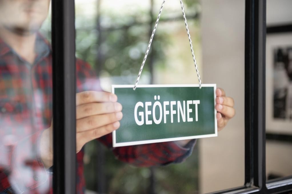 geöffnet Schild (Foto: istock.com/brightstars)