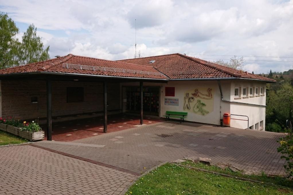 Gebäude Kurfürstin-Amalia-Grundschule von außen; Bild: Kurf.-Amalia-GS Lohrbach Gebäude Kurfürstin-Amalia-Grundschule von außen; Bild: Kurf.-Amalia-GS Lohrbach