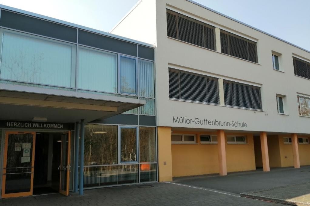 MGS Mosbach - Gebäude von außen mit Eingangsbereich; Bild: Müller-Guttenbrunn-Schule MGS Mosbach - Gebäude von außen mit Eingangsbereich; Bild: Müller-Guttenbrunn-Schule