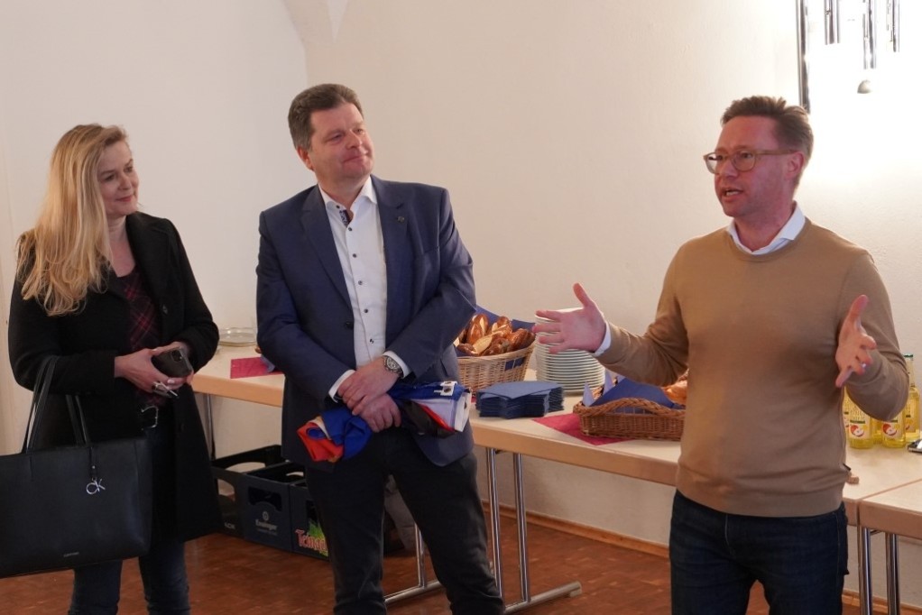 Schulleiter Herkert und OB Stipp mit Übersetzerin, (c) Stadt Mosbach