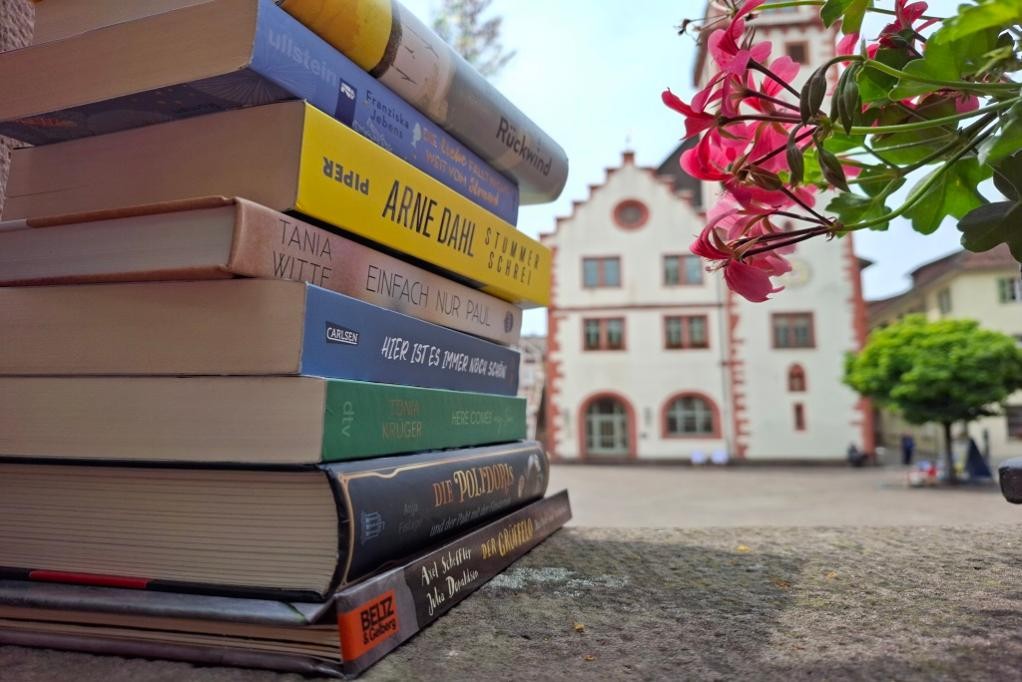 Auf dem Mosbacher Marktplatz werden bei "Mosbach liest" verschieden Bücher und Sitzmöglichkeiten für die Öffentlichkeit bereitstehen. ©Stadt Mosbach