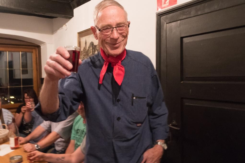 Mitten im Herzen der Altstadt: Gästeführer Bertold Hergenröder nimmt die Besucher mit auf eine feuchtfröhliche Abendtour. ©Thomas Kottal
