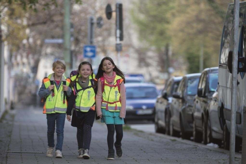 Eltern sollten mit Erstklässler*innen rechtzeitig den Schulweg üben. Der sogenannte Laufbaus ist eine gute Alternative zum unerwünschten Elterntaxi. ©ADAC