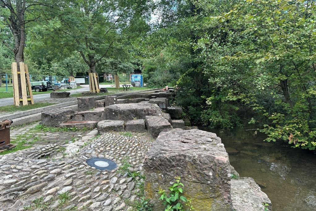 Der mit Steinen zugebaute und nur schwer zugängliche Uferbereich wird abgeflacht.&nbsp;©Stadt Mosbach