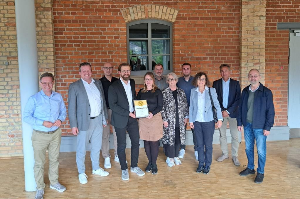 In der Gemeinderatssitzung am 17. September 2025 wurde der Stadt Mosbach das Zertifikat für den erfolgreich abgeschlossenen Park.Raum.Dialog überreicht. ©Stadt Mosbach