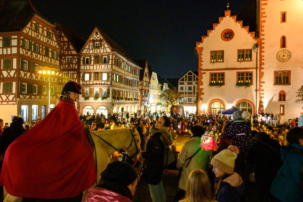Ein Martinsumzug ist ein&nbsp;traditioneller Laternenumzug, der um den Martinstag am 11. November stattfindet, um den Heiligen Martin zu ehren.&nbsp;©Thomas Kottal