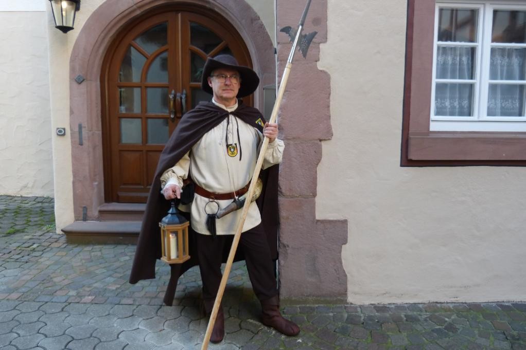 Nachtwächter Bernd Heck führt mit Laterne und Hellebarde durch die historischen Gassen Mosbachs. ©Stadt Mosbach Nachtwächter Bernd Heck führt mit Laterne und Hellebarde durch die historischen Gassen Mosbachs. ©Stadt Mosbach