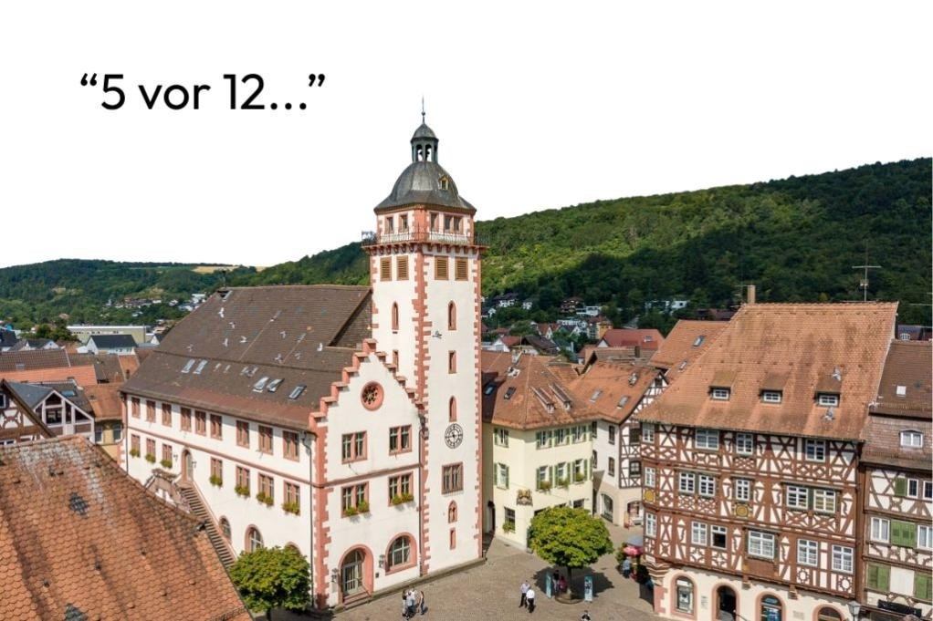 Das Lumpenglöckchen ist ein historisches Relikt an der Mosbacher Stiftskirche, das früher allabendlich läutete, um den Bürgern das Ende der Bewirtungszeit und den Beginn der Nachtruhe zu signalisieren. ©Thomas Kottal
