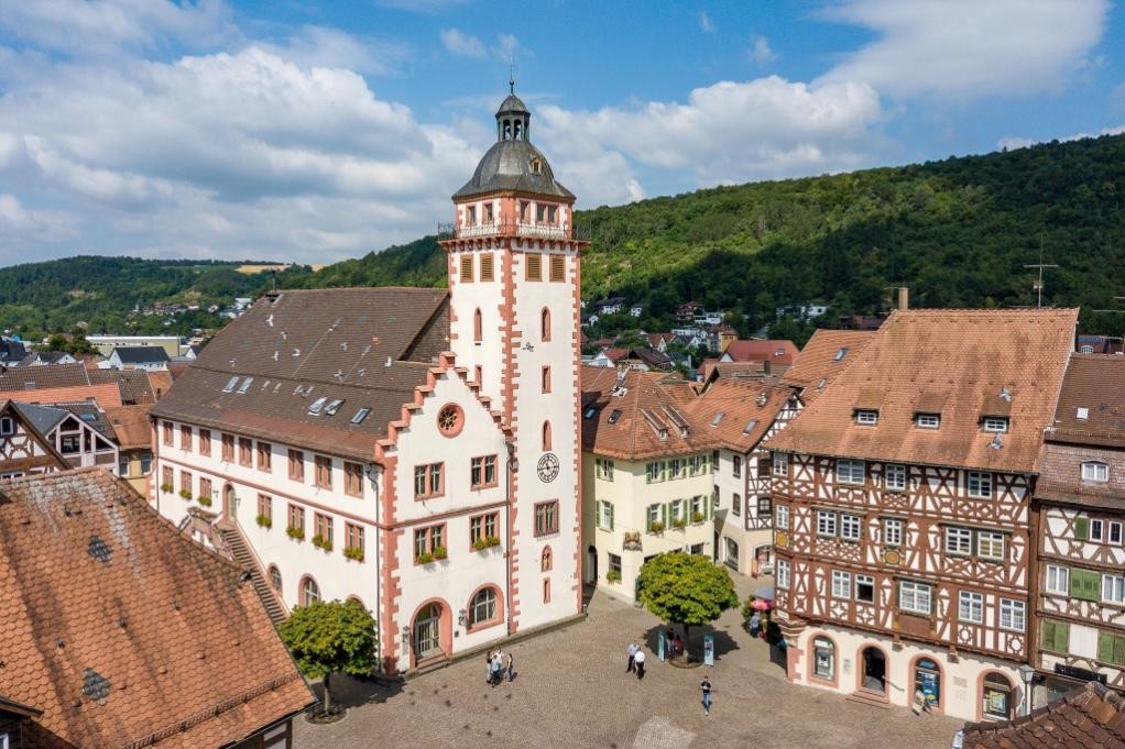 Das historische Rathaus in Mosbach wird ab dem 18. Mai vollständig eingerüstet – die denkmalgerechte Sanierung geht damit sichtbar in die nächste Phase. ©Stadt Mosbach