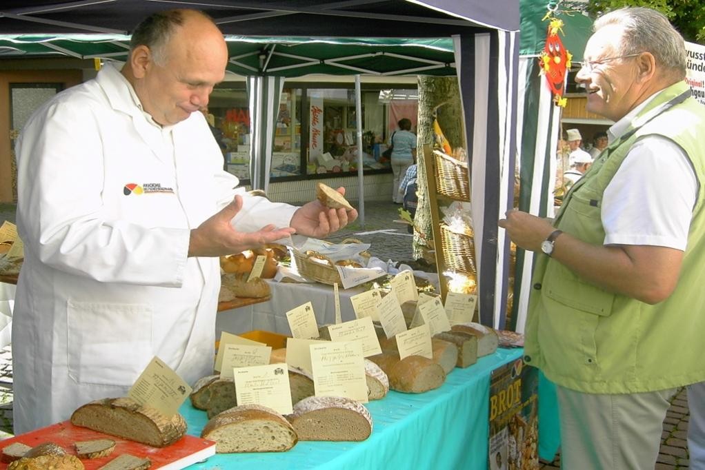 Zwischen knusprigem Brot, duftenden Backwaren und regionaler Handwerkskunst: Besucher genießen auf dem Kurpfälzer Brot- und Genießermarkt in Mosbach die Vielfalt traditioneller Köstlichkeiten. ©Stadt Mosbach Zwischen knusprigem Brot, duftenden Backwaren und regionaler Handwerkskunst: Besucher genießen auf dem Kurpfälzer Brot- und Genießermarkt in Mosbach die Vielfalt traditioneller Köstlichkeiten. ©Stadt Mosbach