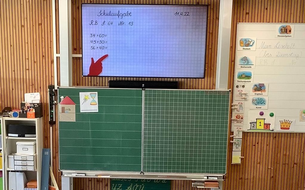 Digitales Klassenzimmer - Tafel mit Monitor (Foto: Lohrtalschule Mosbach)