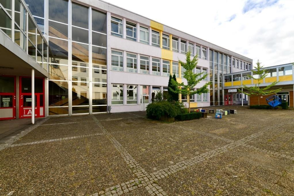 Gewerbeschule Mosbach - Gebäude von außen mit Schulhof; Bild: Gewerbeschule Mosbach