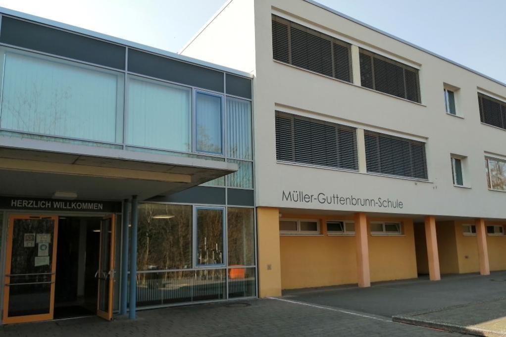 MGS Mosbach - Gebäude von außen mit Eingangsbereich; Bild: Müller-Guttenbrunn-Schule