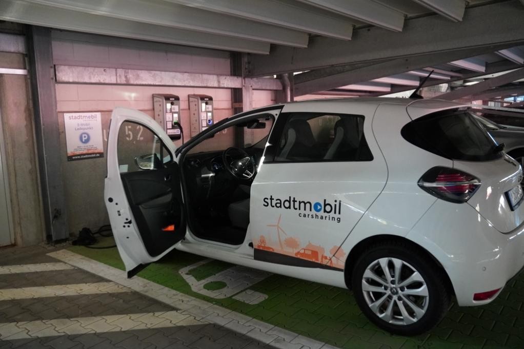 Das neue Carsharing-Fahrzeug Renault ZOE am Bahnhof Neckarelz (Foto: Stadt Mosbach)