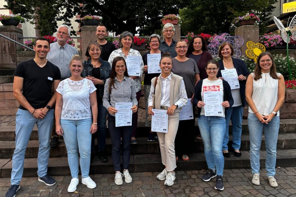 Die frisch gebackenen Gesundheitsbotschafter*innen von Mosbach bekommen ihre Zertifikate überreicht. Von nun an wird Gesundheit für Mosbach gemeinsam gestaltet. ©Stadt Mosbach Die frisch gebackenen Gesundheitsbotschafter*innen von Mosbach bekommen ihre Zertifikate überreicht. Von nun an wird Gesundheit für Mosbach gemeinsam gestaltet. ©Stadt Mosbach