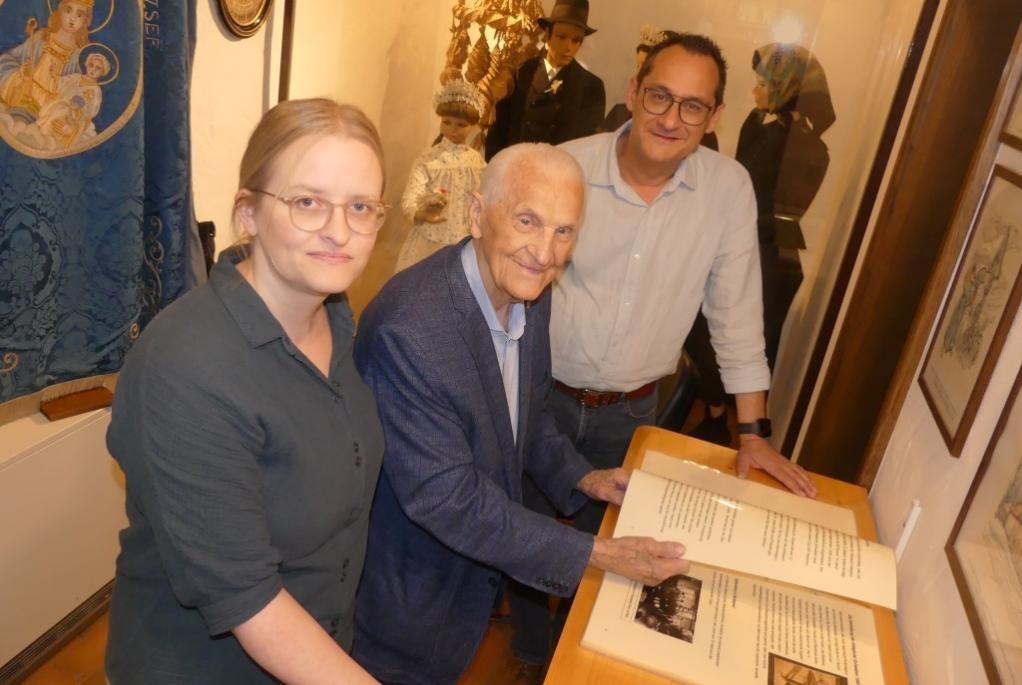 Museumsmitarbeitende Feesche und Müller mit Michael Kretz, (c) Stadt Mosbach