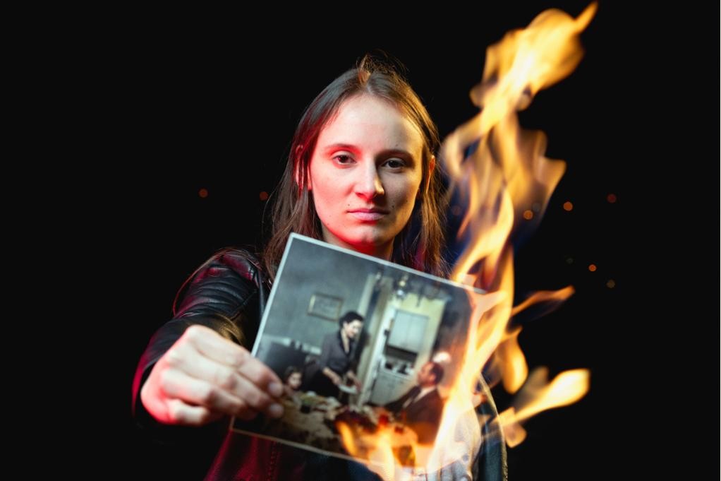 "Die Wut bleibt": Das Stück handelt von einer Famile. Vater, Mutter, Kinder. Die Mutter ist verzweifelt und spring vom Balkon. Ihre Freundin Sarah hilft der Familie.&nbsp;Mareike Fallwickl seziert in ihrem feministischen Bestseller veraltete Rollenbilder und legt den Finger in die Wunden unserer Gesellschaft. ©Badische Landesbühne/Manuel Wagner&nbsp;