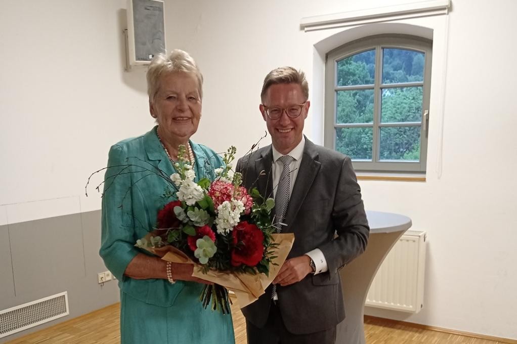 Hohe Ehrung: Mosbacher Oberbürgermeister Julian Stipp überreicht Astrid Leonhardt den Verdienstorden der Bundesrepublik Deutschland. ©Stadt Mosbach
