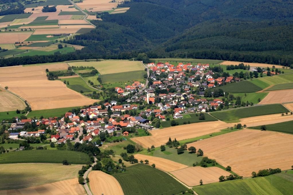 Luftbild mit Blick auf den Stadtteil Reichenbuch.