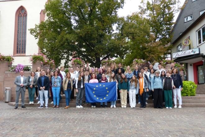 OB Stipp begrüßt eine Schülergruppe aus Mosbach, Frankreich und Portugal samt Lehrkräften im historischen Rathaus (Foto: Stadt Mosbach)