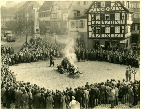 Archivaufnahme: Auch auf dem Mosbacher Marktplatz wurden einst Buchverbrennungen durchgeführt. ©Stadt Mosbach